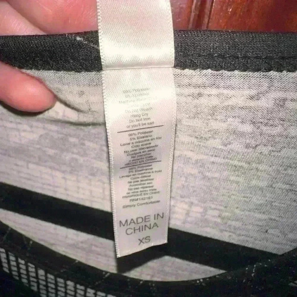 Lularoe XS black‎ & white geometric print long sleeve Lynnae top. NWT. Hi/lo hem - Picture 7 of 10